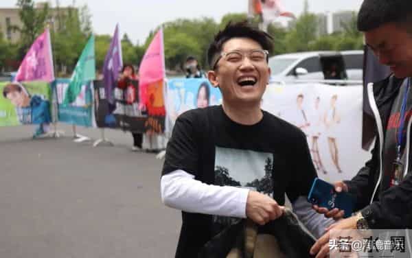 杨坤称他为偶像,幕后打拼8年凭一首歌走红,经历比李荣浩还惨