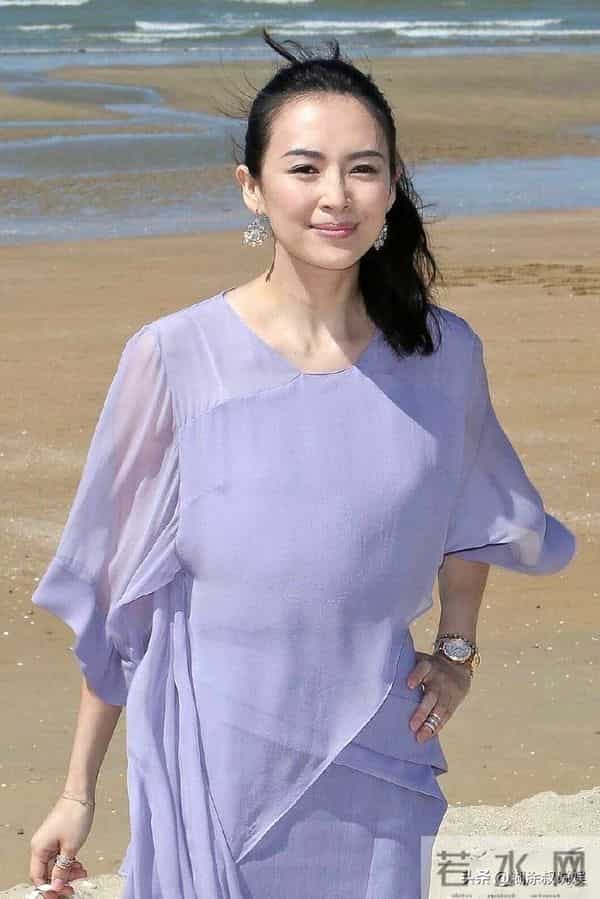 章子怡光着脚丫沙滩漫步！优雅美丽 气质出众，网友：笑容太治愈