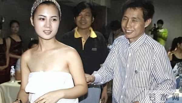 老谋深算邓建国，认14岁干女儿，等了5年亲手培养了一个小妻子_0