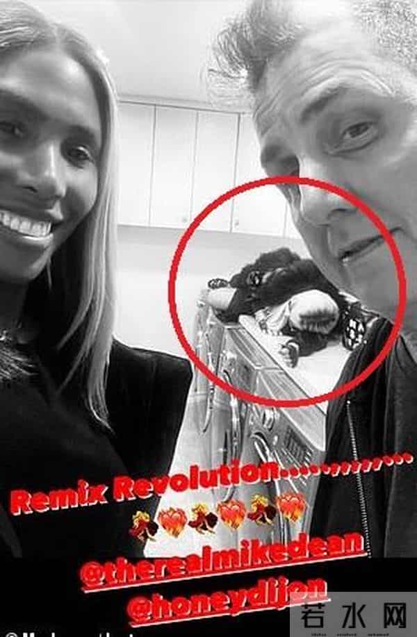 63岁麦当娜穿渔网装，搂变性人合影显脸小，录音棚里玩性感