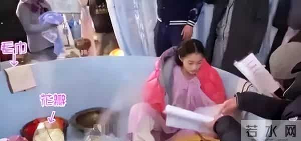 难怪电视里只有上半身,镜头下移后,是不能看的尴尬全景