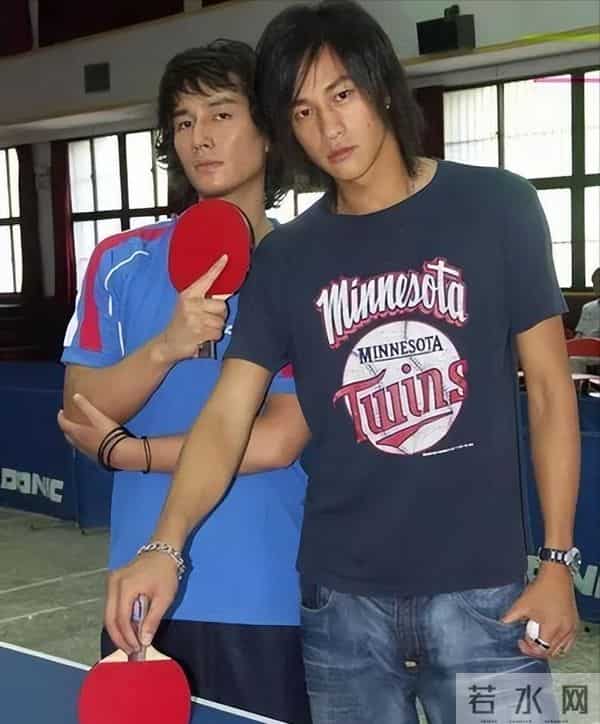 何润东：三次表白孙俪被拒，41岁娶柜姐为妻，恩爱多年无子也幸福