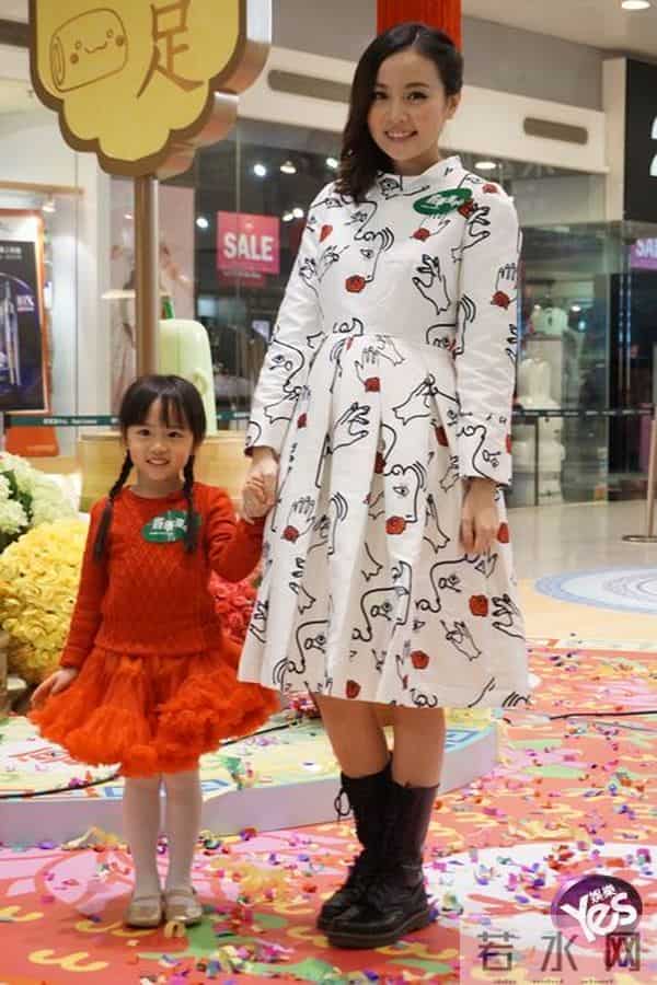 李蕴怀孕后首露面 宝宝性别卖关子