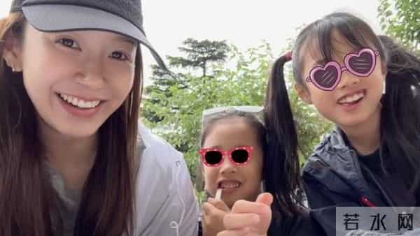 张子萱带娃国外旅游,陈赫开游船,两个女儿一模一样,都像爸爸