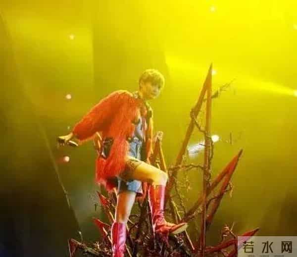 李宇春跳钢管舞禁欲撩人 富豪神秘男友首曝光