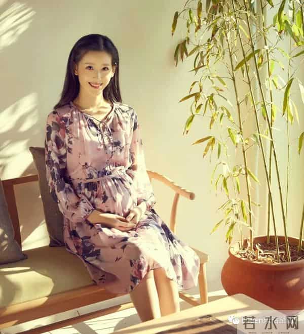 合影被裁？奶茶妹妹的千亿名媛晋级路还有多长？