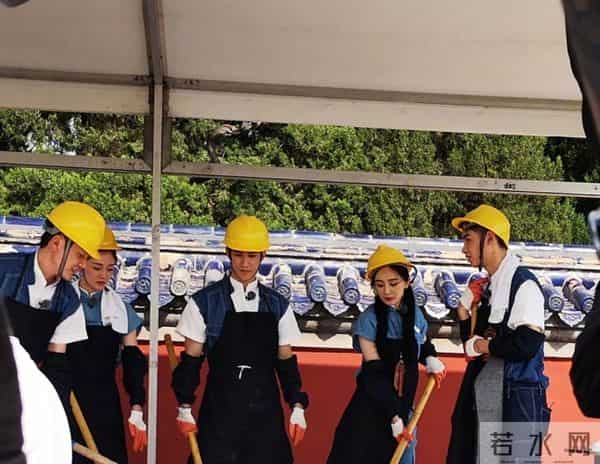 杨幂冯绍峰合体录综艺 两人戴安全帽合作笑容不断