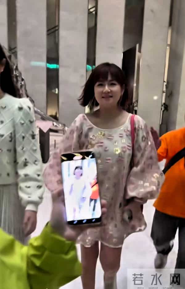 Selina任家萱,携2岁儿子为妹庆生!老公从不参加家庭聚会