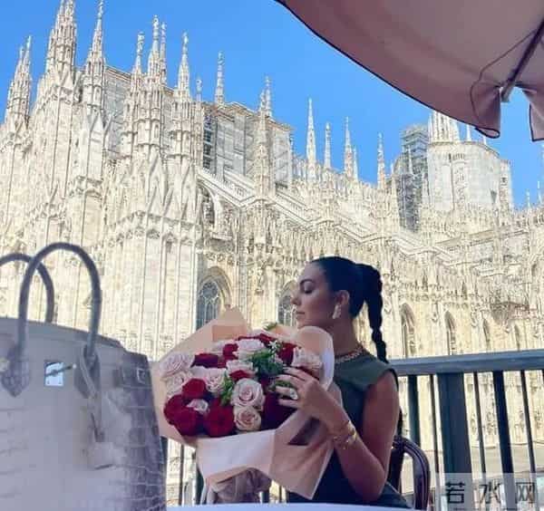 还没结婚就当3个娃后妈，她的恋情价值几亿？