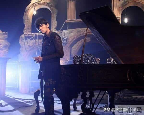 科比与周杰伦同台秀过琴技，这么多名人都会乐器，王力宏会得最多