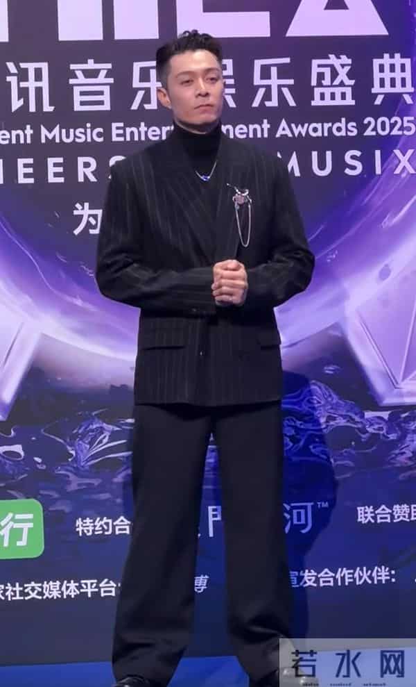 音乐盛典红毯：张靓颖造型看不懂，刘宇宁穿过膝长靴，刘宇妆好浓