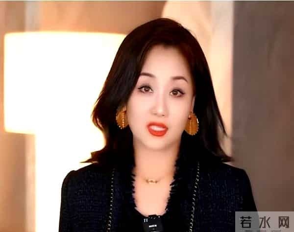 初代国模李颖近况：脸垮肉松长满头白发，穿深V被嘲“为老不尊”