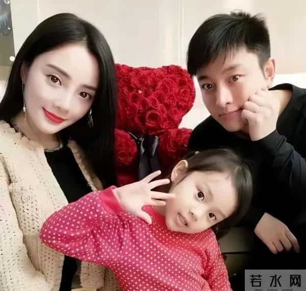 李小璐疑似生二胎，视频中出现宝宝椅和背心男孩，回应网友后秒删