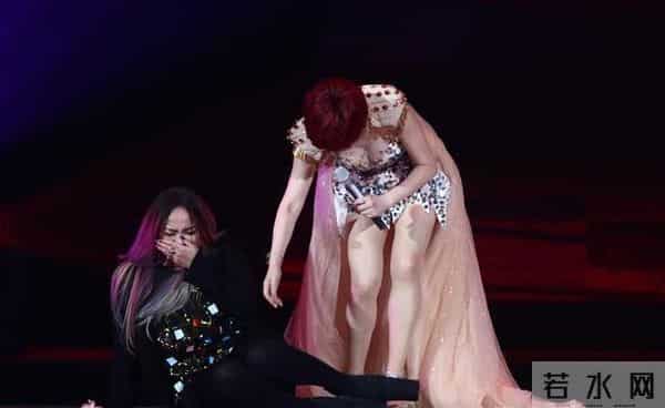 梁咏琪颁奖礼摔倒,而女星摔倒也不止她一个