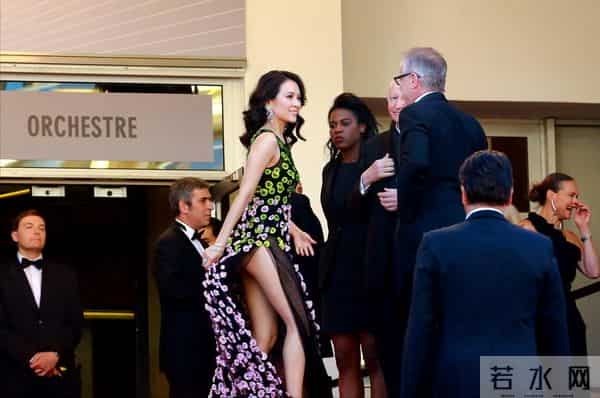 红毯尴尬瞬间：女明星肩带崩断，裙下走光社死现场！