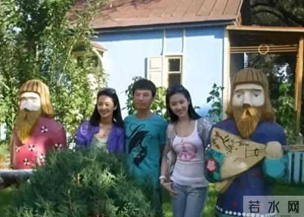 刘亦菲高中素颜照被同学藏10年！聚会掏出来炫，校服素颜照样晃眼