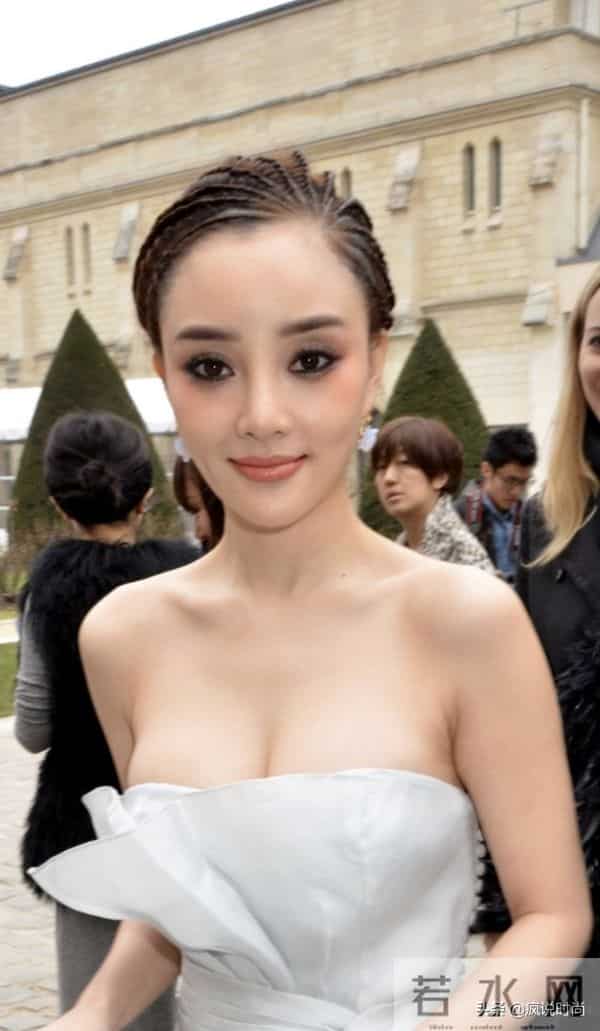 李小璐年轻时可真拼，低胸礼服大秀凹凸感，一头蝎子辫看着都疼！