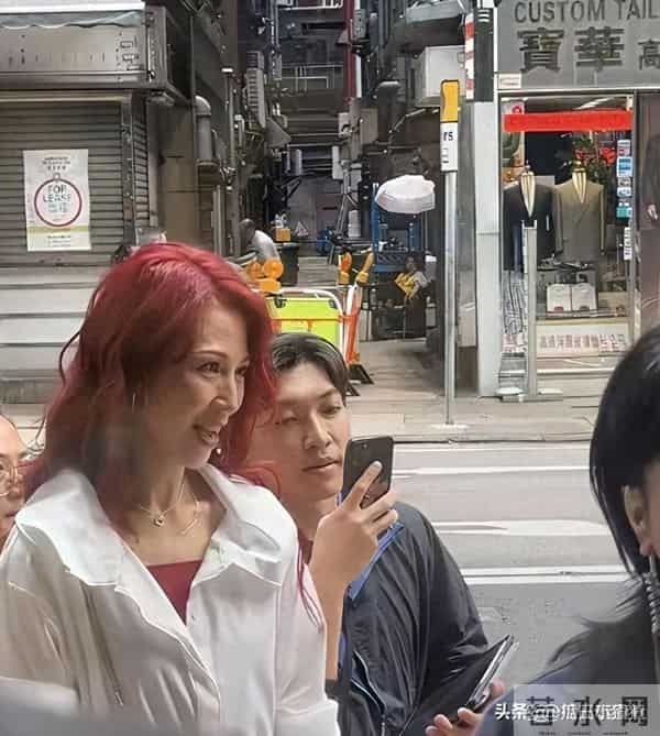 52岁蔡少芬街头拍戏惊现“筋凸脸垮”网友炸锅:怎么老成这样了?