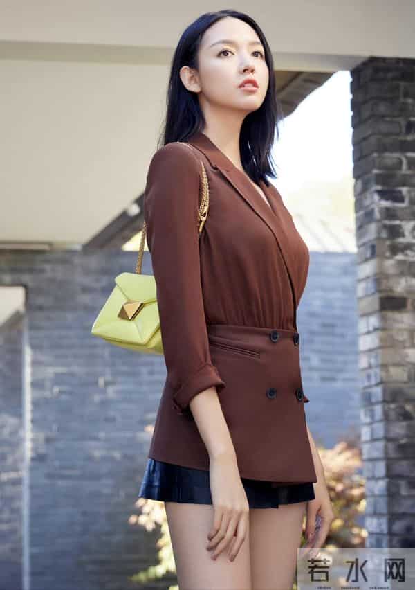 张梓琳不愧是世界小姐,穿黑色蕾丝裙优雅大方,模特身材令人羡慕