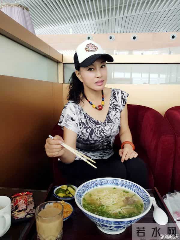 刘晓庆吃天价面 上次78元吐槽一根3元这次90元感慨看错价格