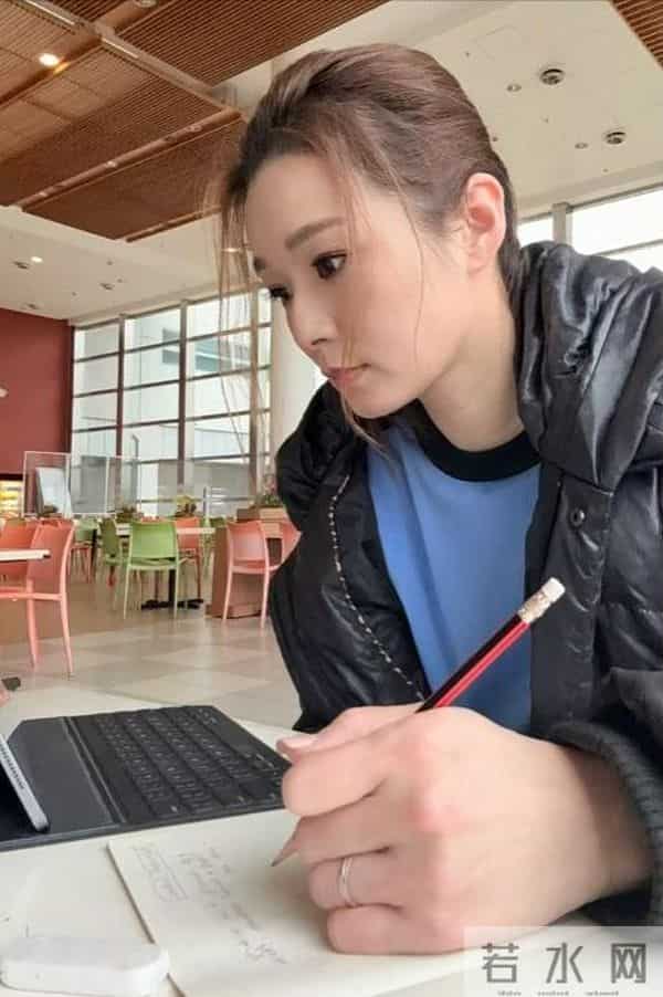 心疼!TVB 女星吕慧仪遇车祸颈椎移位,带伤拍戏还半工半读养娃