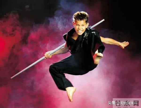 “狼人”泰勒·洛特纳低调订婚,《暮光之城》三主角如今怎样了?