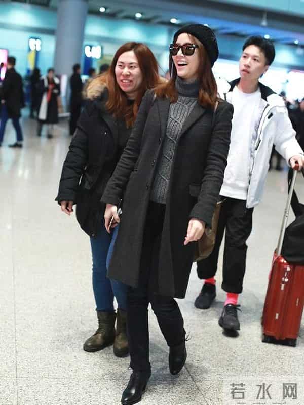 林心如霍建华同框秀恩爱，白色毛衣少女感满满