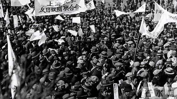 她26岁抱着1岁的女儿走上刑场,22年后,女儿成为了国之栋梁