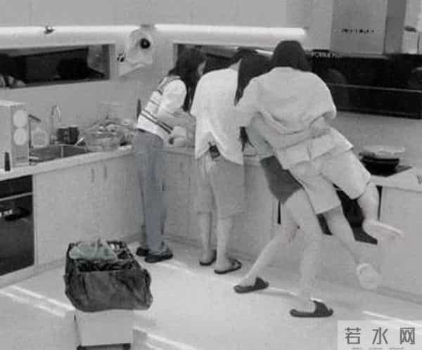 难怪电视里只有上半身,镜头下移后,是不能看的尴尬全景