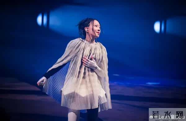 王菲惊喜现身窦靖童演唱会!网友:状态绝了