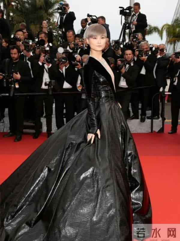 机场偶遇李宇春，穿土黄色棉袄平底鞋，被路人冲撞后眼神凌厉