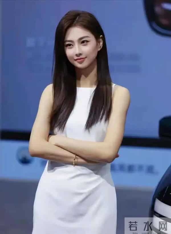 苏一宁,身高177厘米,体重56公斤,车模姐姐,人称少妇天花板