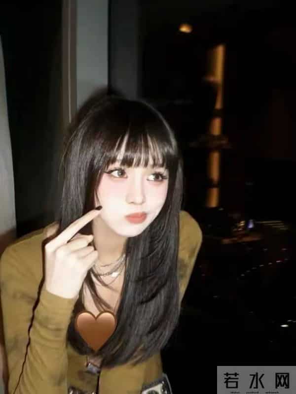 汪峰大女儿小苹果20岁生日，哂和帅气男生拥抱合影疑是公开恋情