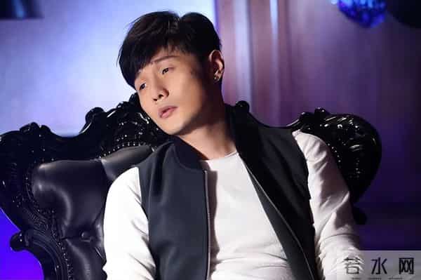 悉尼街头浪漫散步:李荣浩红发抢眼,杨丞琳相伴甜蜜满分