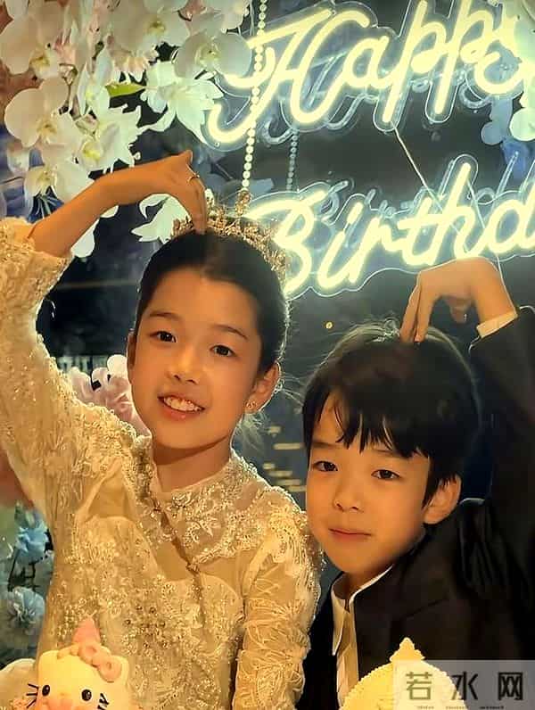 王栎鑫吴雅婷同框为女儿庆生,10岁王唯伊像爸爸,一家四口好幸福