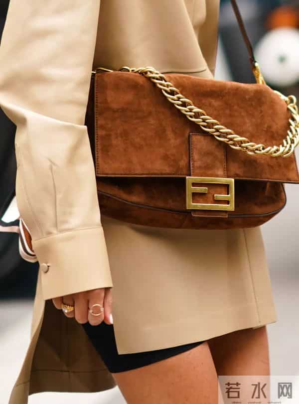 让她们美出天际的包包，居然赢在一根“条”上？