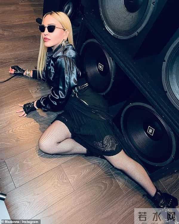 63岁麦当娜穿渔网装，搂变性人合影显脸小，录音棚里玩性感
