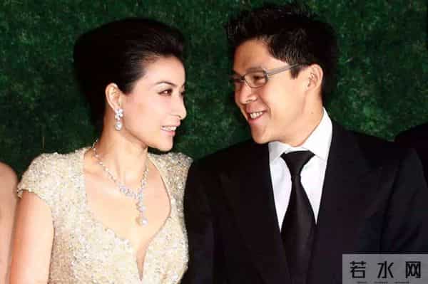 霍启刚郭晶晶逛画展大秀恩爱,腹部微凸疑怀第4胎,结婚8年生3子