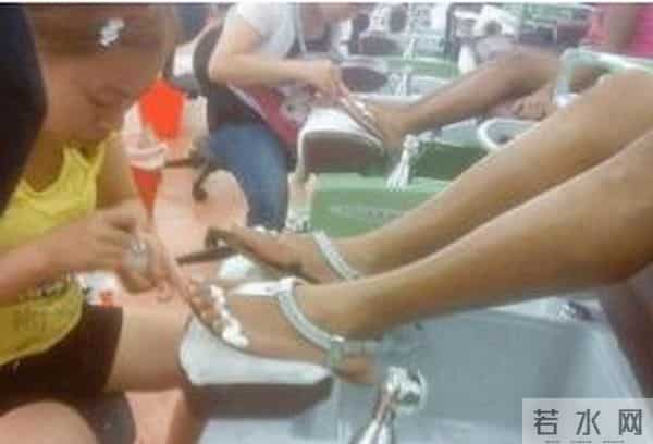 美国感染破79万!曾兴高采烈去美国的周立波黄海波凤姐现在如何了