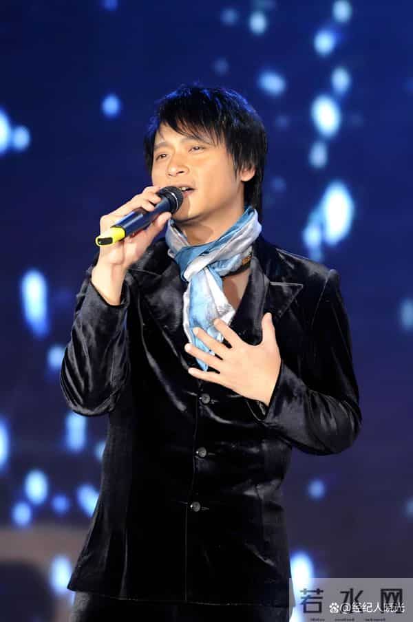 王杰：从孤寂童年到乐坛传奇 浪子情怀的音乐诗人