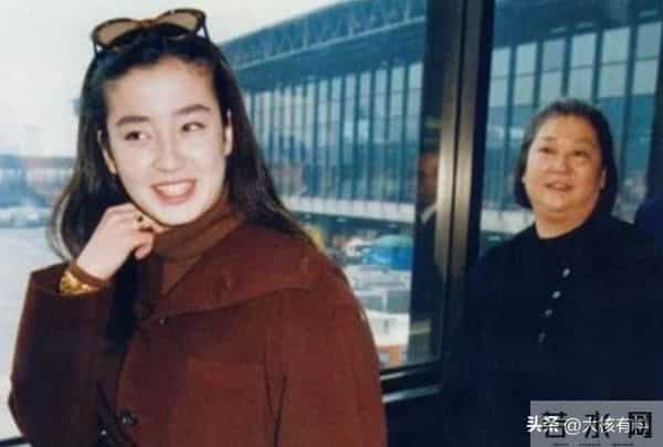 日本女神18岁“一脱成名”,身姿曼妙曲线优美,是被亲妈出卖