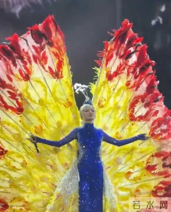 张韶涵演唱会“孔雀开屏”被搞砸!头饰被卡表情无奈,伴舞闯大祸