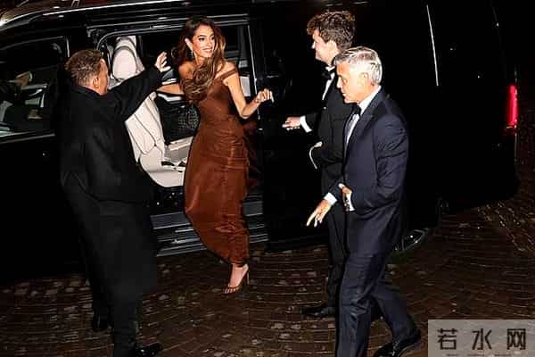 克鲁尼夫妇走红毯真是养眼!47岁美女律师娇妻穿裹身鱼尾裙,真美