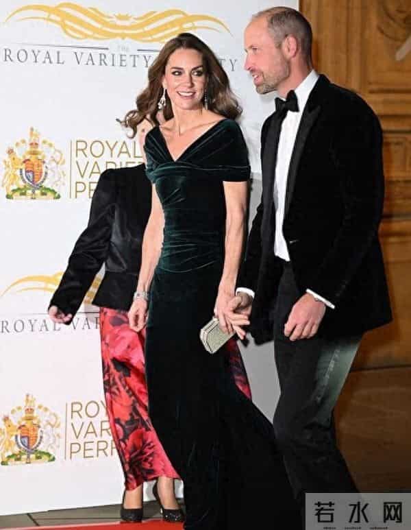 威廉王子在皇家综艺汇演前对凯特做出亲密举动被拍到,画面曝光