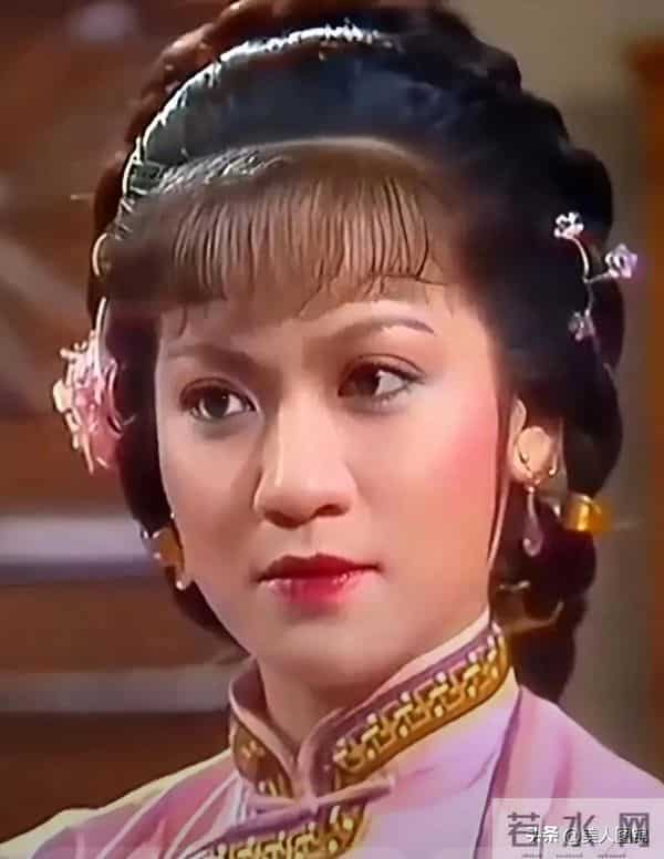 郭靖师傅~斑斑,主持过央视春晚,前夫惠天赐,姐姐森森