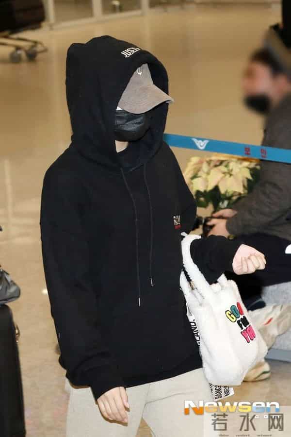 SM家族结束海外公演飞抵韩国 EXO朴灿烈SHINee金基范等口罩遮面显低调