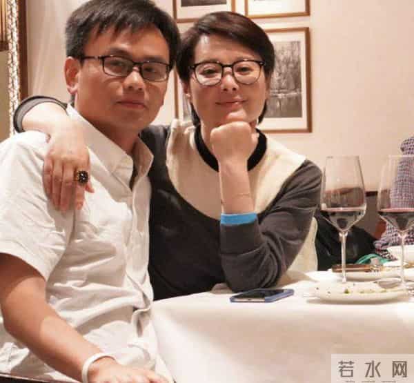 袁立到底经历了啥?脖子肉层叠腰身圆滚似大妈,把口罩套在胳膊上