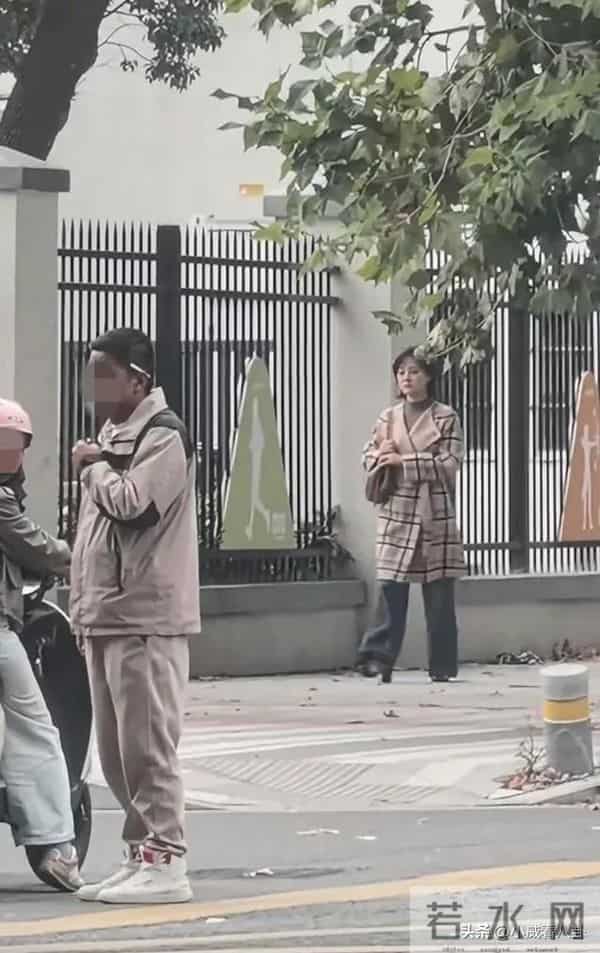 网友过马路碰见孙俪 本人太美了 脸超小 皮肤很白 看着比电视上还要美