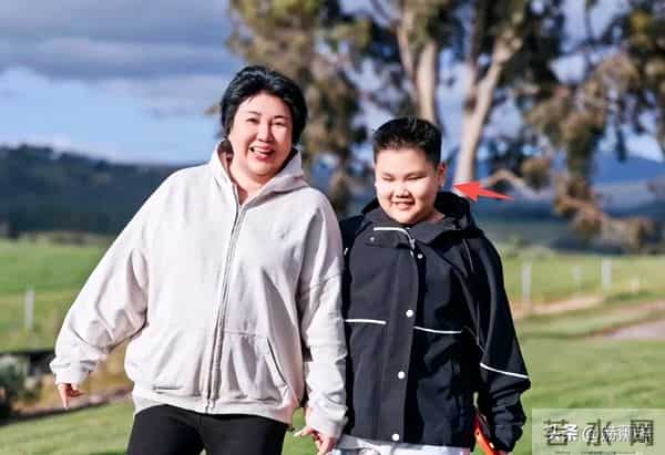 郭德纲带妻儿澳洲度假，郭汾阳扎耳洞面相凶狠，身材比爸妈还胖