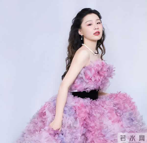 “草根女孩”金靖：成名不易，即使被开黄腔，也不敢得罪资本